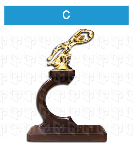 trofeo c en madera con figura