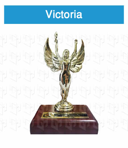 trofeo victoria en madera con figura y placa